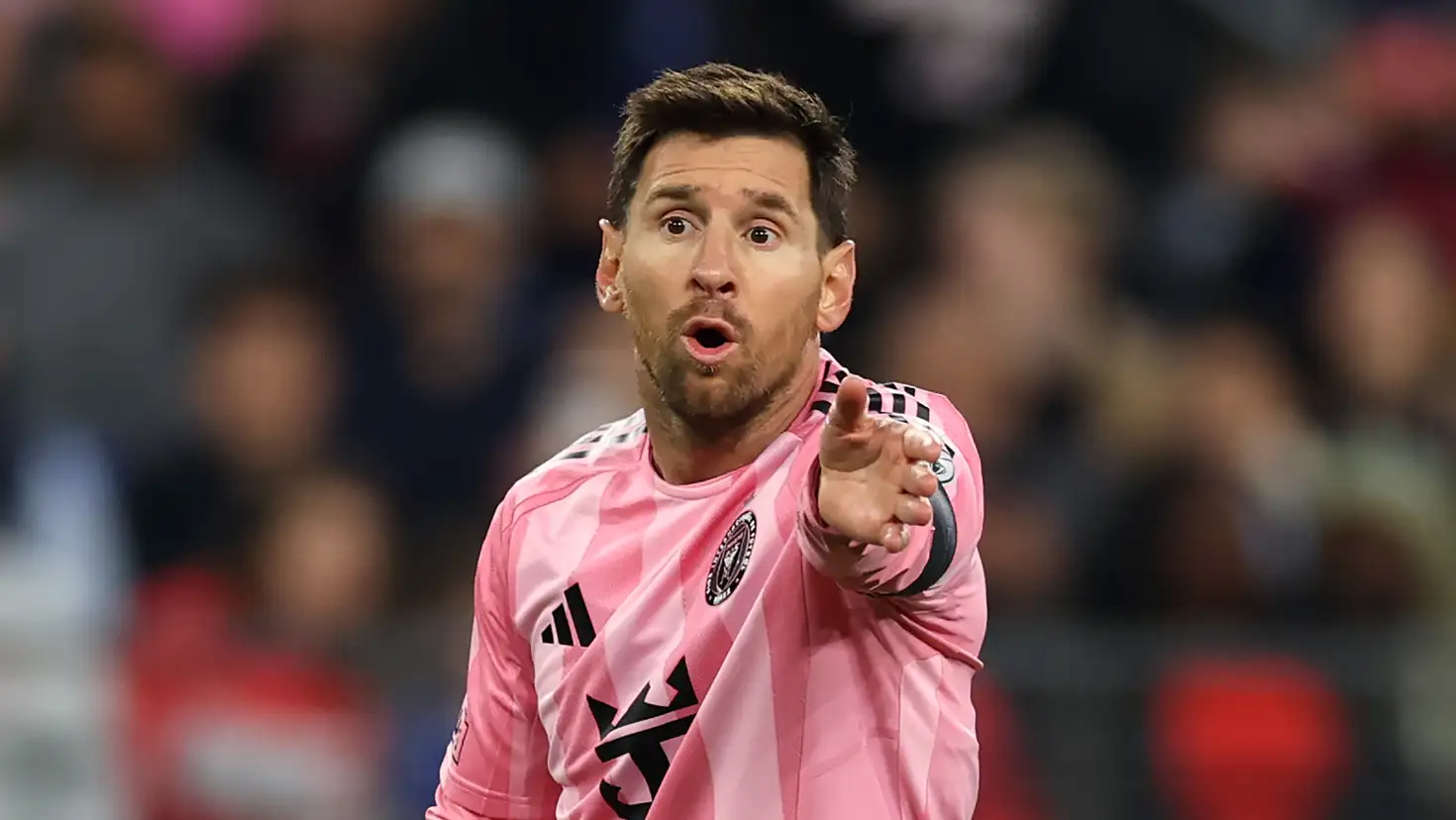 حرق قميص ميسي في إيران يشعل الجدل.. ويثير عاصفة على مواقع التواصل 1 حرق قميص ميسي في إيران يشعل الجدل.. فيديو يثير عاصفة على مواقع التواصل