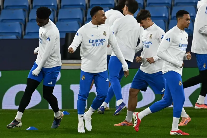 فضيحة في مدريد: إصابة كيليان مبابي.. خيانة طبية جعلت بيريز يطرد الجهاز الطبي لريال مدريد 1 إصابة كيليان مبابي زلزال في مدريد: كيف كاد "الجهل الطبي" أن ينهي أحلام مبابي؟